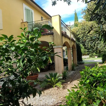 Dimora Umbra Al Civico 65 Bed & Breakfast 3*